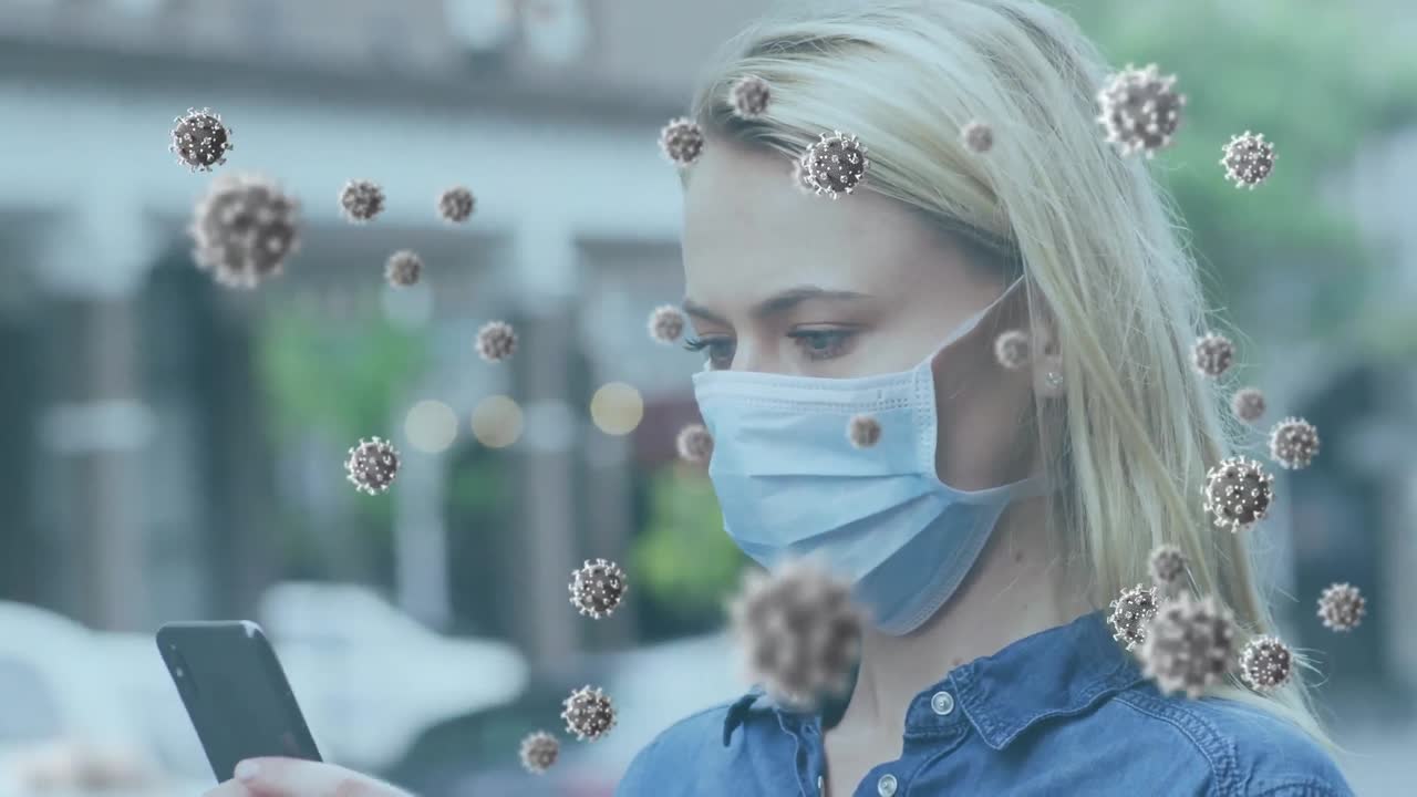 animación de las células del virus covid-19 sobre una mujer que usa una máscara facial usando un teléfono inteligente