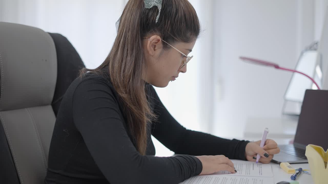 mujer estudiando en casa