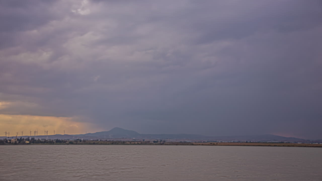 키프로스 의 라르나카 소금 호수 위 의 폭풍우 구름