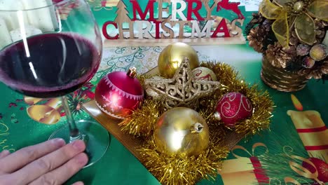 espíritu navideño con copa de vino