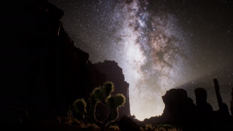 la vía láctea sobre el desierto de utah, ee.uu.