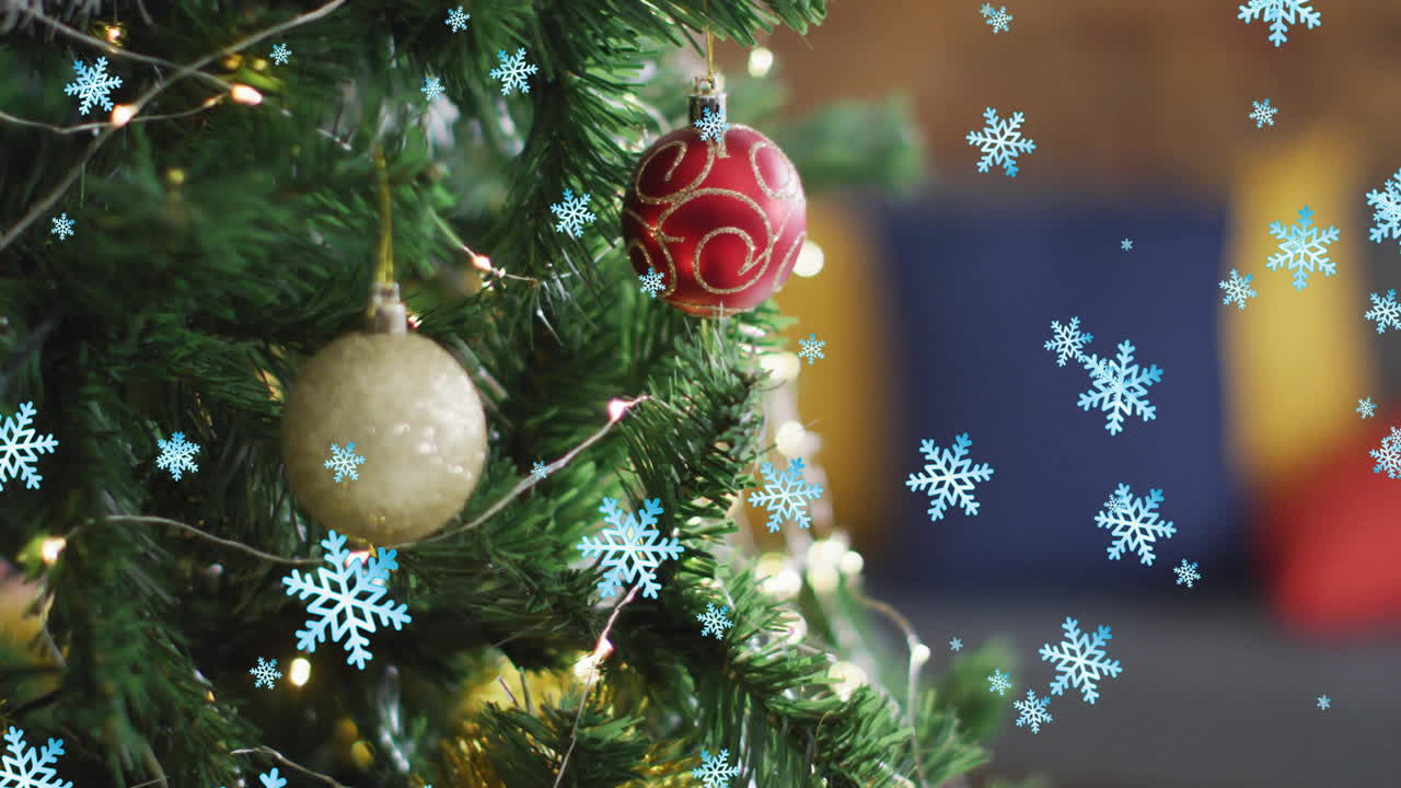 animación de nieve cayendo sobre el árbol de navidad con bolas