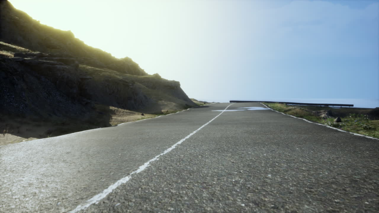 산을 가로질러 바다로 가는  빈 길