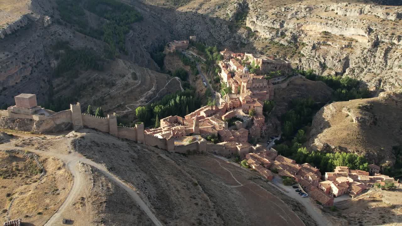 vista aérea hacia atrás del pueblo medieval de albarracín, teruel, españa, en una mañana de finales de verano
