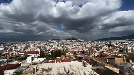 la ciudad de atenas desde arriba en un día nublado