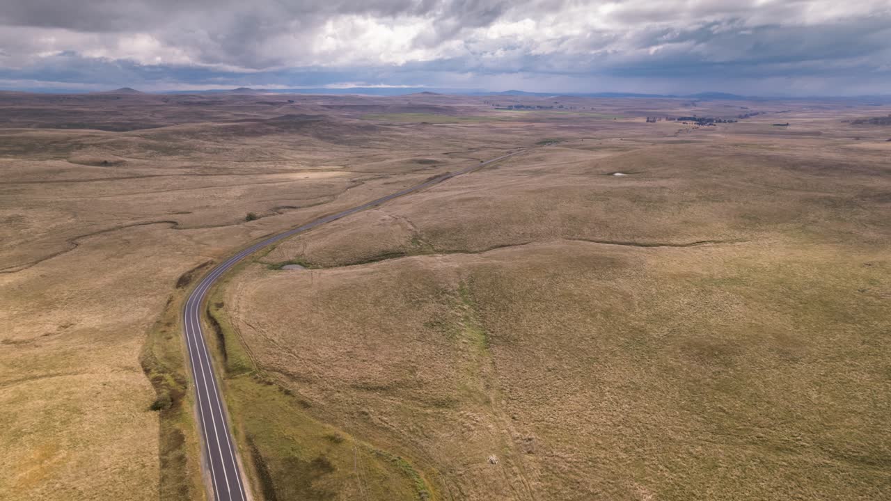 un hiperlapso aéreo de una carretera rural que atraviesa tierras de cultivo en el sur de nueva gales del sur