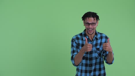 joven feliz y guapo hombre hipster africano mostrando algo