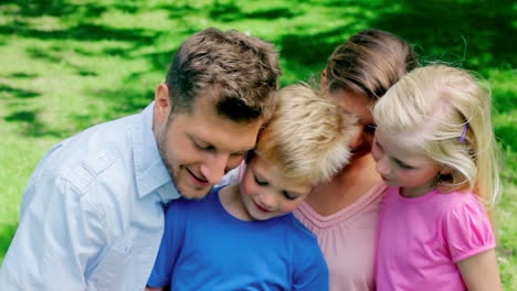 Vater-Macht-Ein-Foto-Von-Sich-Und-Seiner-Familie,-Bevor-Er-Die-Bildergalerie-In-Der-Kamera-Betrachtet