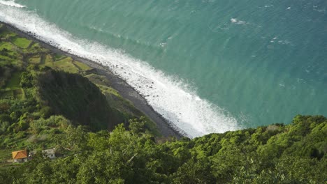 Blick-Auf-Die-Gemeinde-Arco-De-São-Jorge,-Eine-Kleine-Gemeinde-Auf-Der-Insel-Santana-Madeira,-Portugal.-Dies-Ist-Eine-Kleine-Gemeinde,-Die-Zwischen-Den-Grünen-Bergen-Und-Der-Atlantikküste-Geteilt-Ist