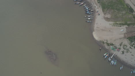 Barco-De-Pescadores-Desde-El-Aire-En-Tonle-Sap-Contaminado-En-Phnom-Penh