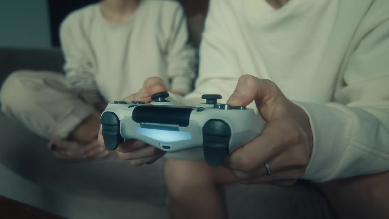 친구 들 이 함께 게임 을 하는 것