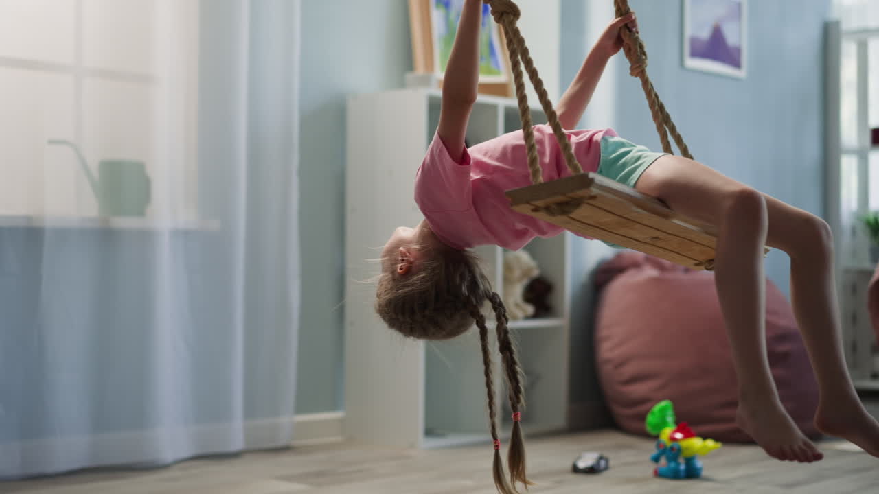 chica con trenzas largas se balancea sosteniendo cuerdas en un apartamento acogedor