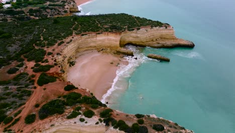 Luftaufnahmen-Von-Der-Küste-Der-Algarve-An-Einem-Bewölkten-Tag