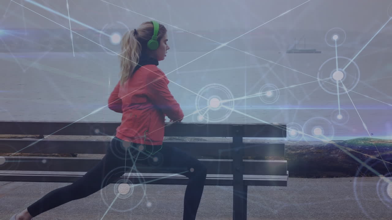 animación de la red de conexiones sobre la mujer biracial que ejerce