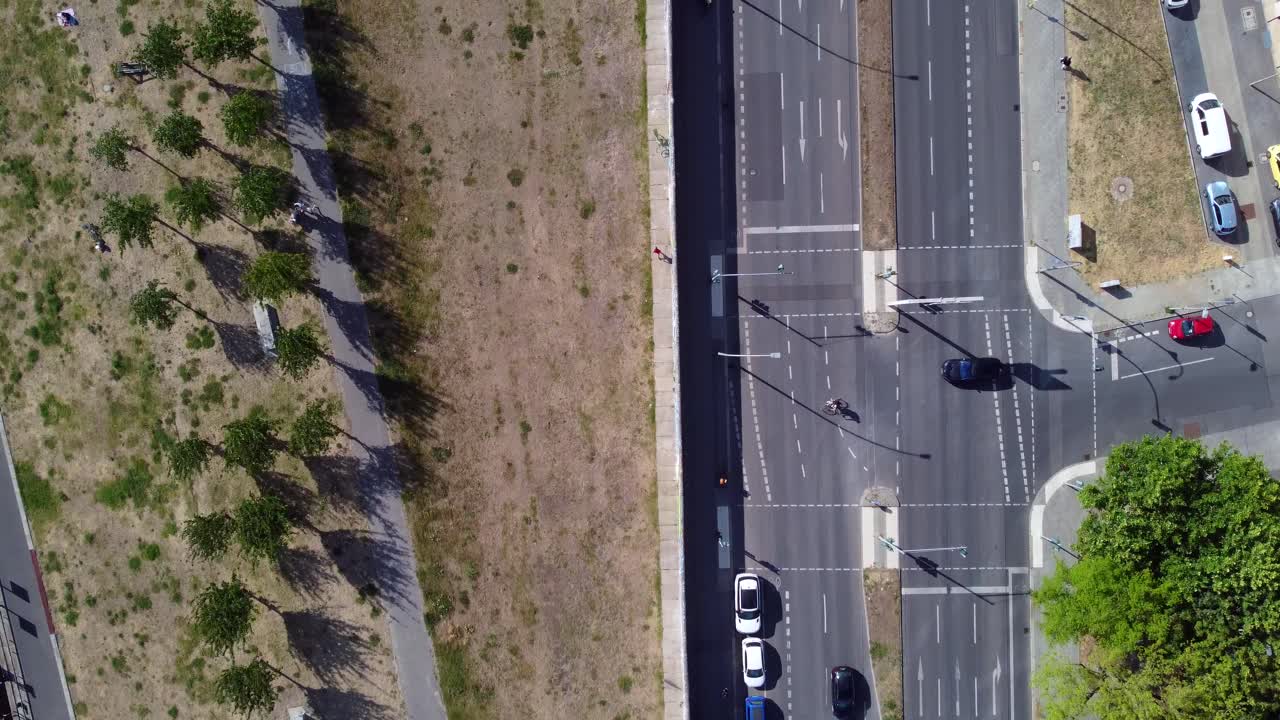 cruce de carretera con tráfico prado seco