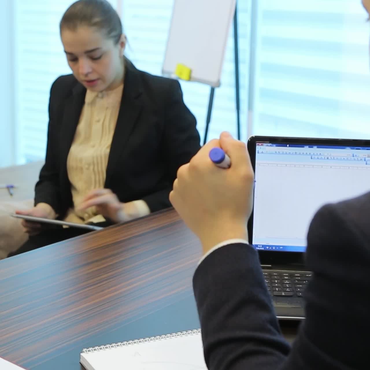 socios comerciales que planifican el trabajo