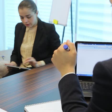 socios comerciales que planifican el trabajo