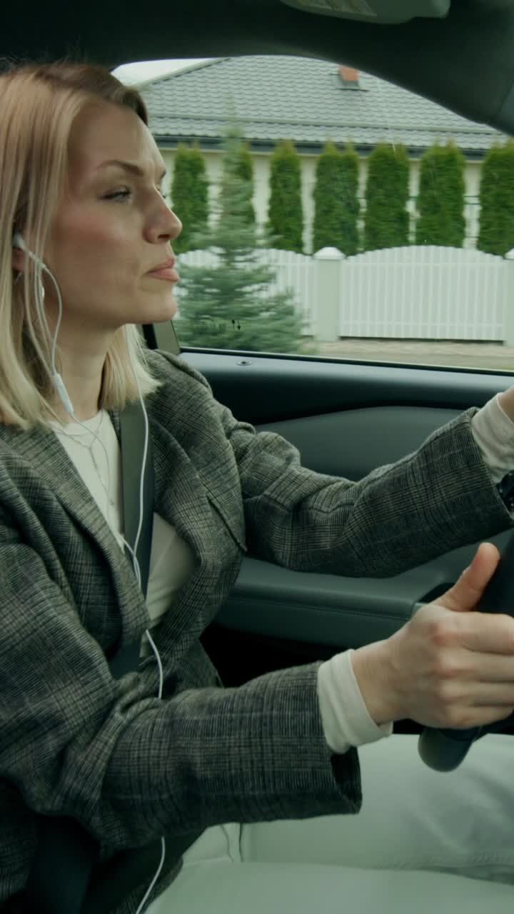 Donna che guida un'auto e ascolta musica
