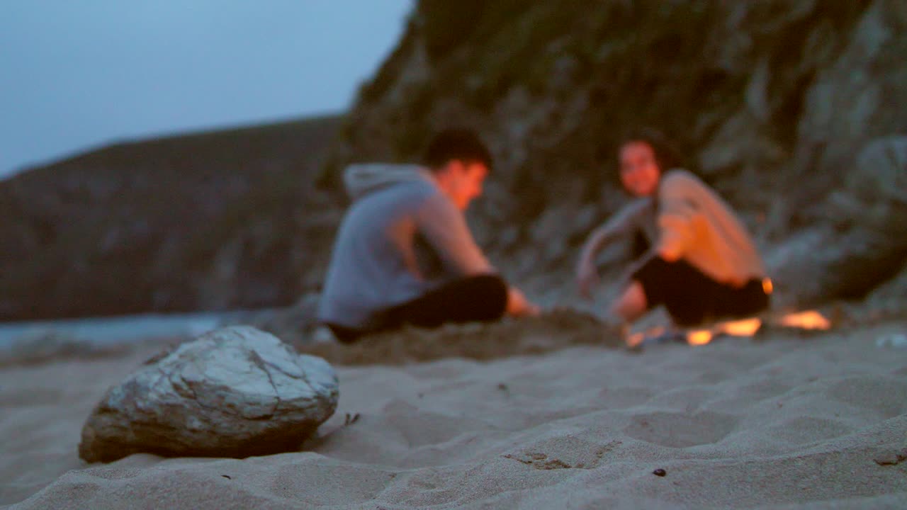 해변 화덕 주위에 앉아