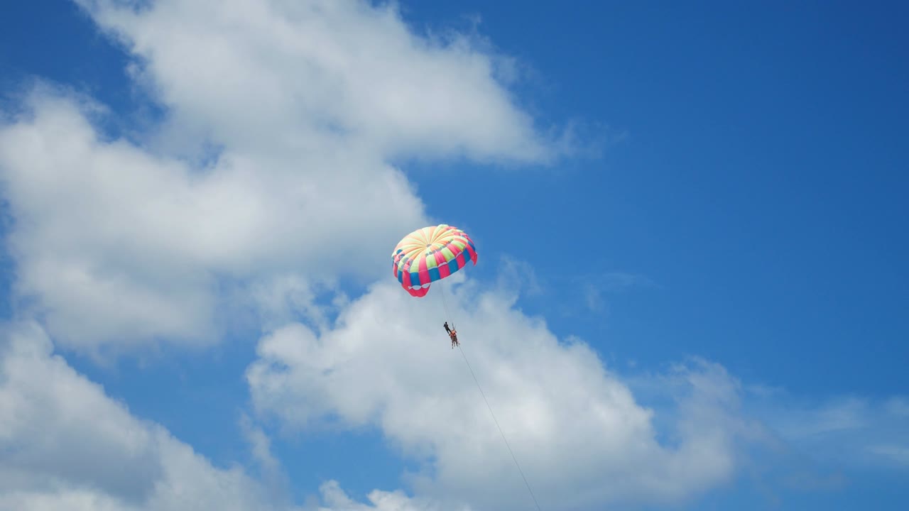 parasailing en el cielo azul