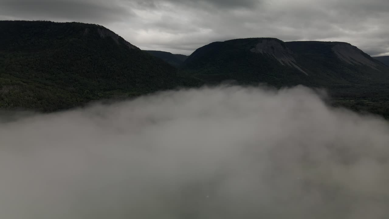 la montaña chic-choc de la península de gaspe durante todo el día brumoso en quebec, canadá