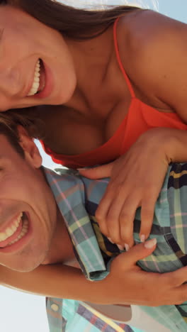 una pareja feliz divirtiéndose juntos.