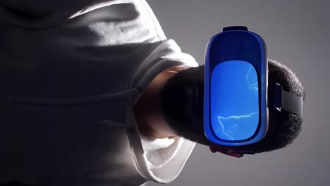 superposición de animación de relámpagos azules sobre gafas de realidad virtual usadas por el hombre