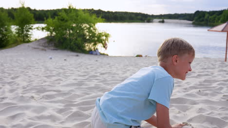 Kinder-Spielen-Am-Strand