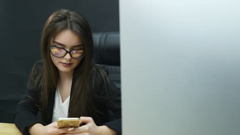 mujer de negocios usa teléfono móvil en la oficina
