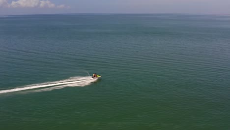 Skyjet-De-Seguimiento-De-Drones-Conduciendo-Rápido-Sobre-El-Agua-En-La-Isla-Coche,-Venezuela-En-América-Del-Sur