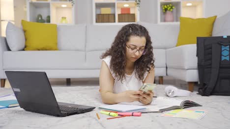 la estudiante que lanza el teléfono está enojada.