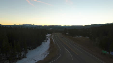 Imágenes-De-Drones-Ascendentes-De-La-Carretera-En-El-Centro-De-La-Ciudad-De-Colorado-Al-Atardecer