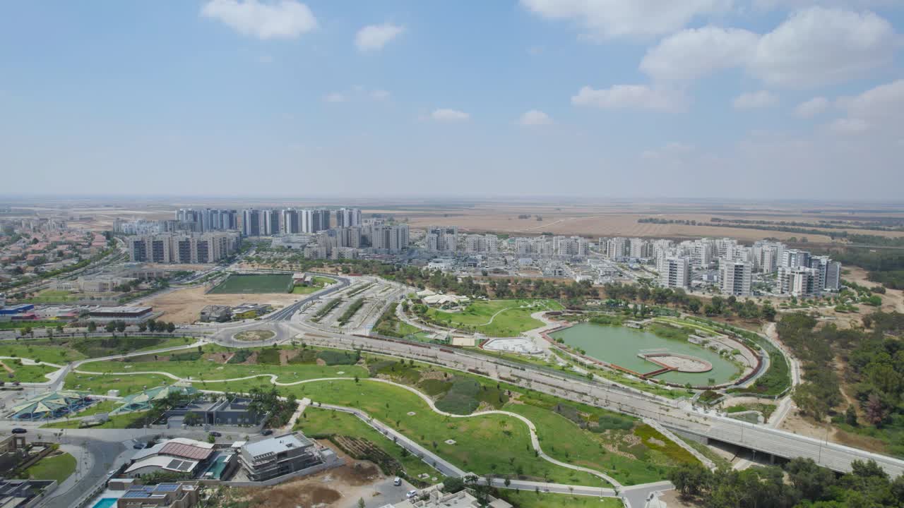 lago nuevo en la ciudad de netivot, israel
