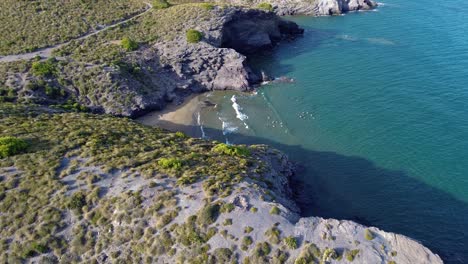 Vista-Aérea-Costera-De-La-Pequeña-Playa-De-La-Bahía