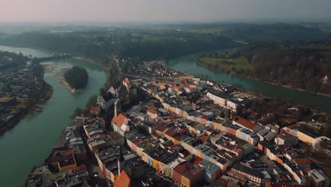 Wasserburg-Am-Inn,-Casco-Antiguo-Medieval-De-Baviera,-Alemania,-Rodeado-Por-Un-Pintoresco-Recodo-Del-Río