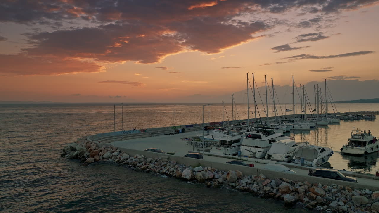해가 지는 동안의 마리나