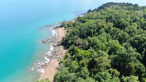 Vista-De-Drones-En-La-Playa-De-Costa-Rica-Que-Muestra-El-Mar,-La-Costa-Y-El-Bosque-De-Palmeras-En-El-Parque-Nacional-Corcovado-En-La-Península-De-Osa-En-Un-Día-Soleado-En-El-Océano-Pacífico