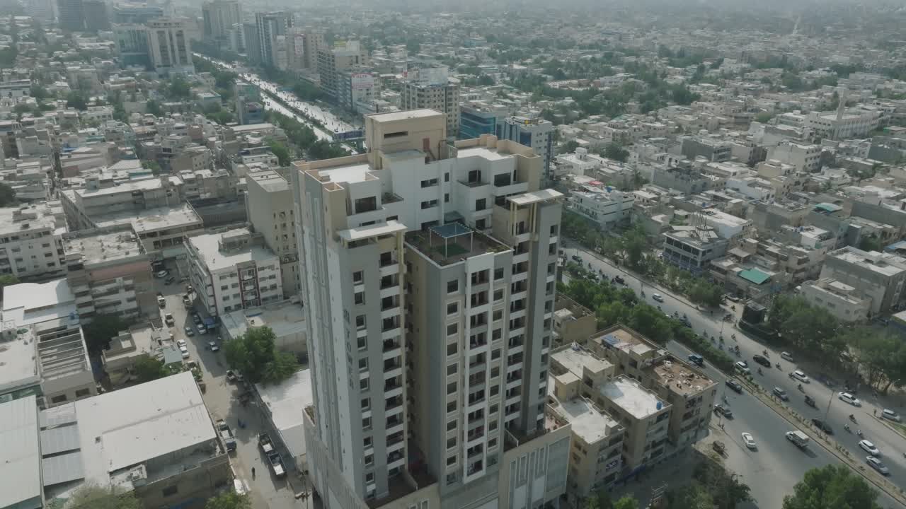 fotografía aérea de un edificio de gran altura y las concurridas calles de la ciudad de karachi, pakistán