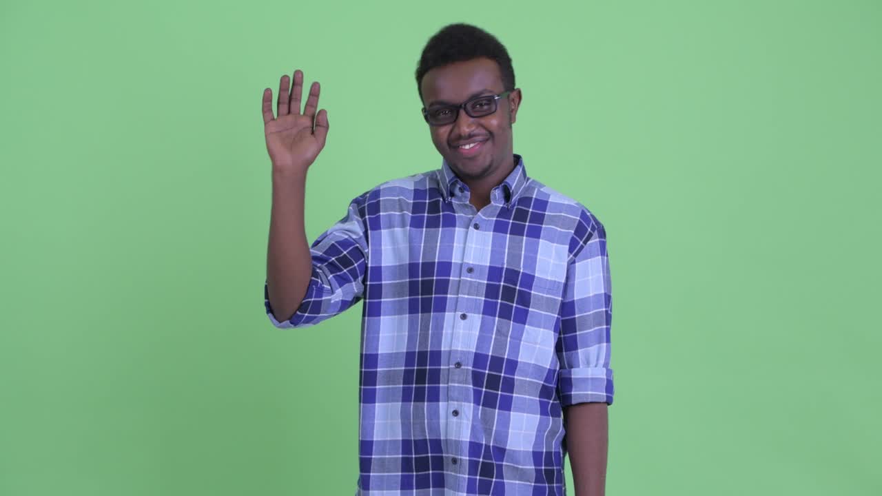 joven hipster africano con cabello afro con gafas