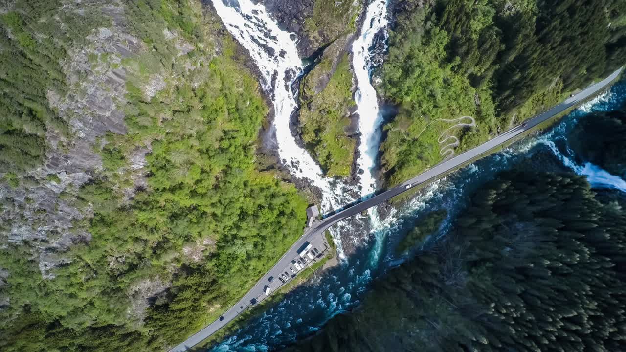 imágenes aéreas de la cascada de latefossen en noruega