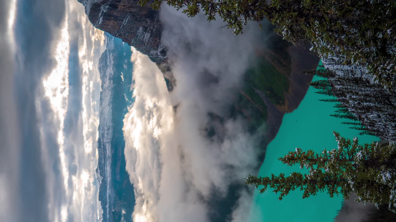 lapso de tiempo vertical de 4k, vista panorámica del lago louise, parque nacional de banff, alberta, canadá
