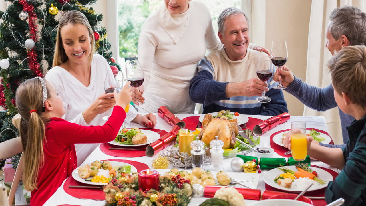 animación de una familia caucásica de varias generaciones brindando en la mesa de navidad