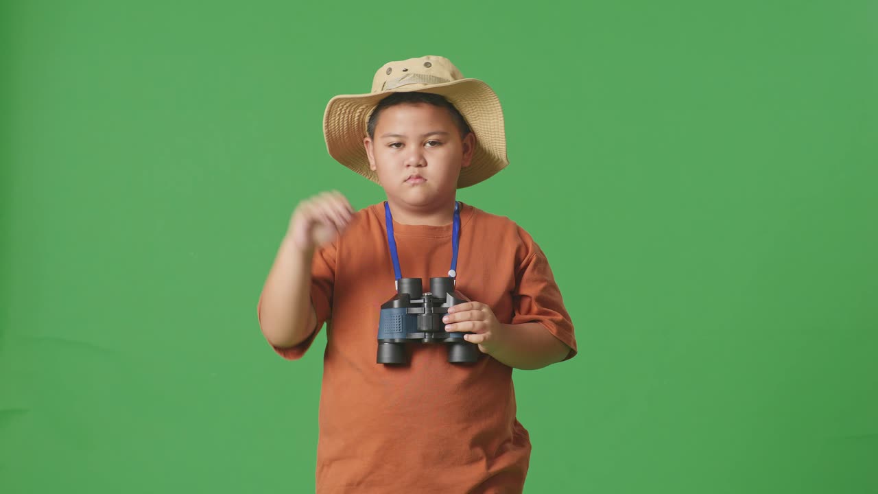 안경을 들고 있는 소년