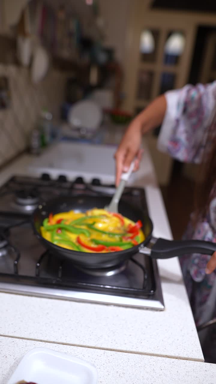 Una mujer cocinando el desayuno.