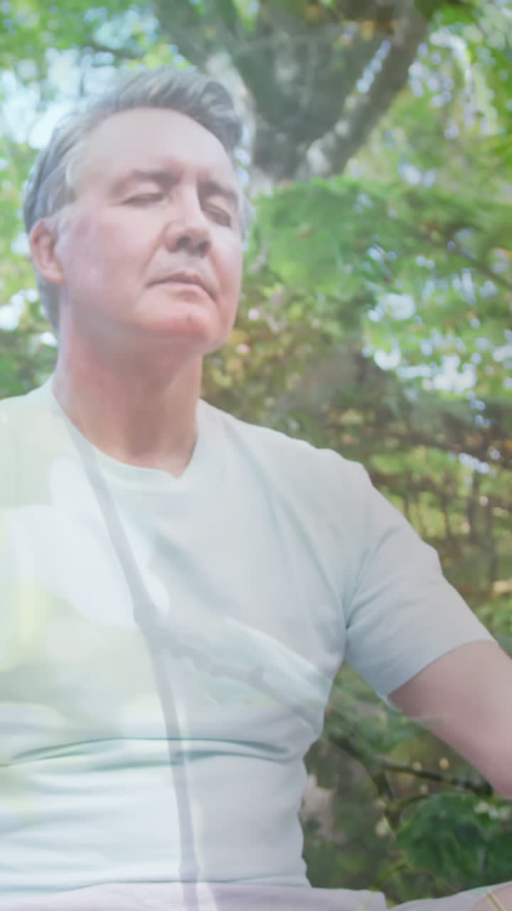 요가와 명상을 하는 고령 백인 남성 위의 잎의 애니메이션