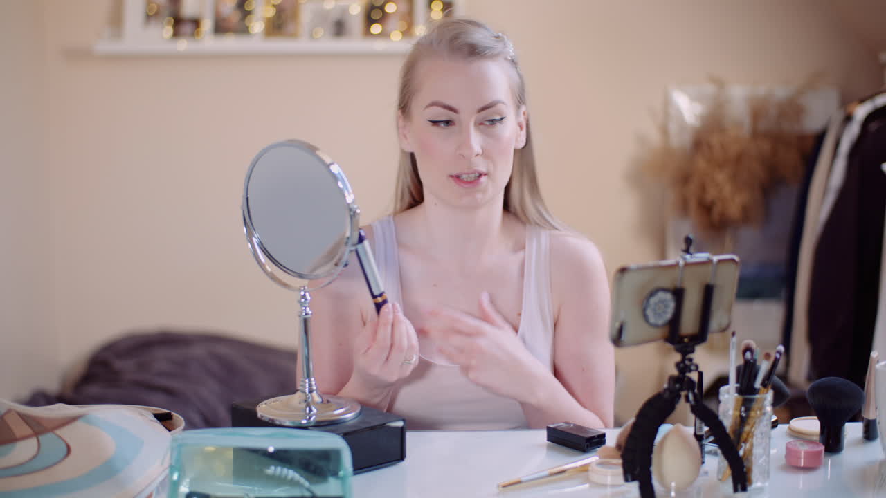 온라인 메이크업 코스를 운영하는 여성 메이크업 아티스트