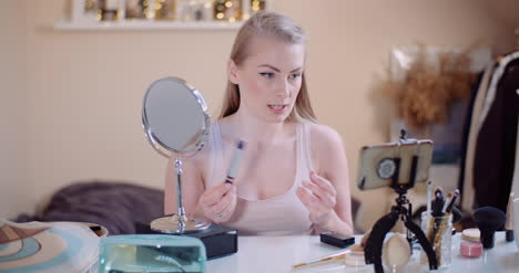 maquilladora femenina que imparte un curso de maquillaje en línea