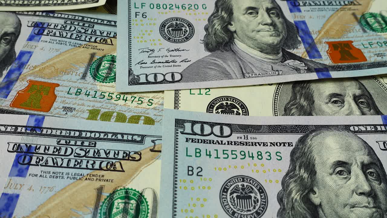 Primo piano di banconote da cento e da cinquanta dollari statunitensi sparse