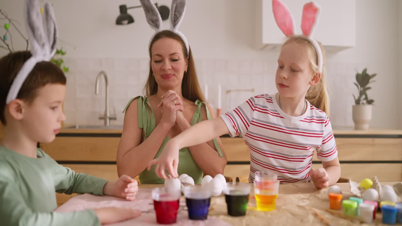 decorazione di uova di pasqua in famiglia