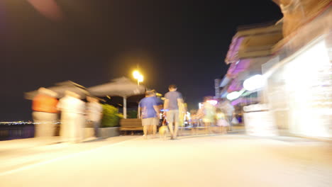 Hiperlapso-De-Gente-En-Las-Calles-De-La-Ciudad-Turística-Nocturna.